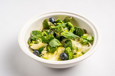 Зеленый салат, авокадо, киви и цитрусовый дрессинг 