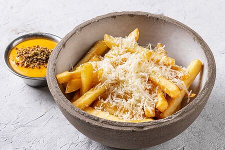 Картофель фри с манговым айоли и пармезаном