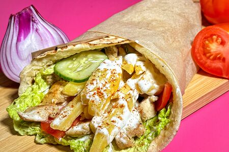 Сувлак с курицей и соусом дзадзики 