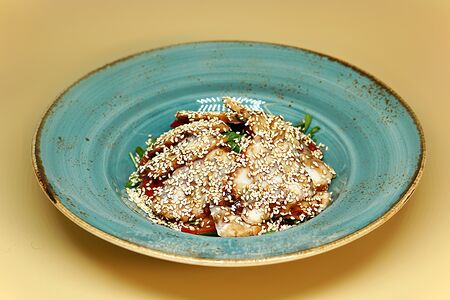 Салат из копчёного угря с томатами и рукколой