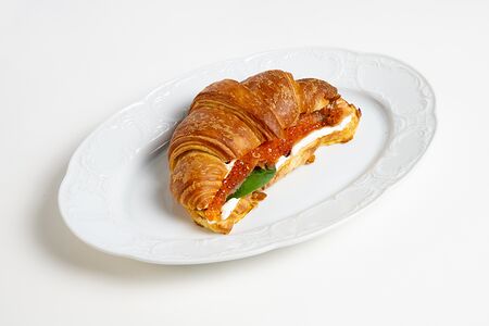 Круассан с лососем
