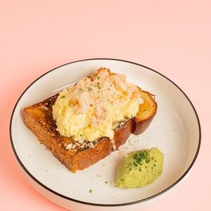 Бриошь со скремблом и креветкой