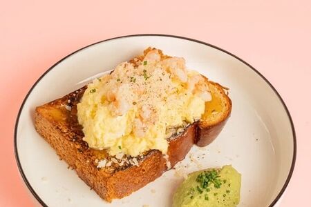 Бриошь со скремблом и креветкой