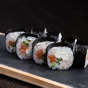 Норимаки с лососем и креветкой