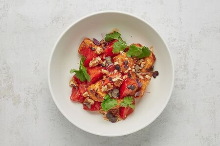 Салат с хрустящими баклажанами и томатами 