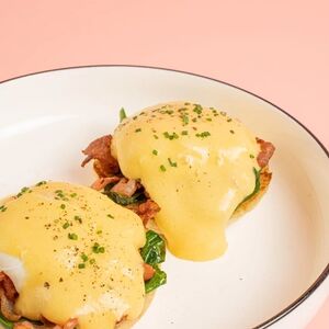 Утренняя булочка с беконом и голандским соусом (маффин)