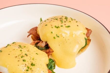 Утренняя булочка с беконом и голандским соусом (маффин)