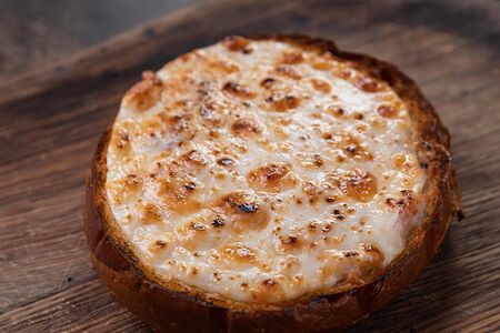 Жюльен из курицы с грибами, запеченный в сдобной булочке