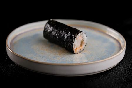 Ручной ролл с креветкой