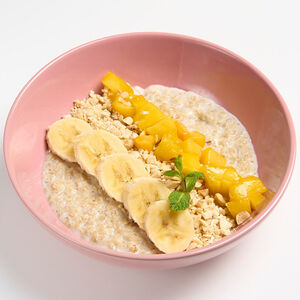 Овсянка на молоке с манго, бананом и микс орехов