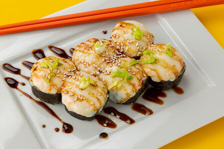 Запеченный ролл с копченным цыпленком и моцареллой