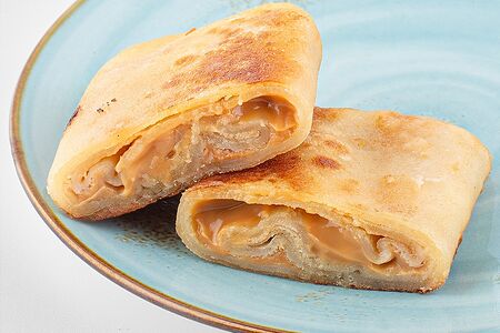 Блин с вареной сгущенкой