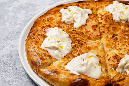 Хачапури со Страчателлой и трюфельным маслом