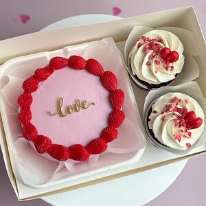 Набор Бенто-торт и два капкейка Love