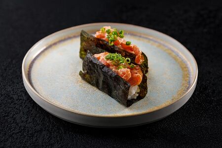 Острые суши с лососем