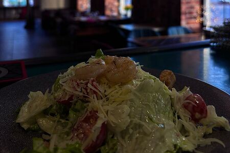 Салат Цезарь с креветкой