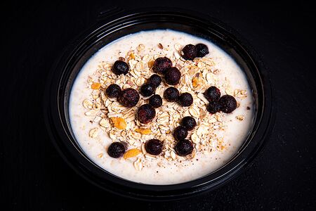 Каша овсяная с гранолой и черникой