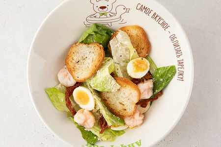 Цезарь с креветками, листьями салата романо, томатами, яйцом, гренками и домашней заправкой