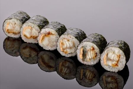 Ролл с копченым угрем в остром соусе