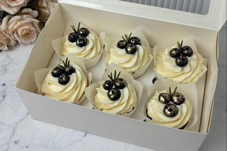 Капкейки белые с голубикой