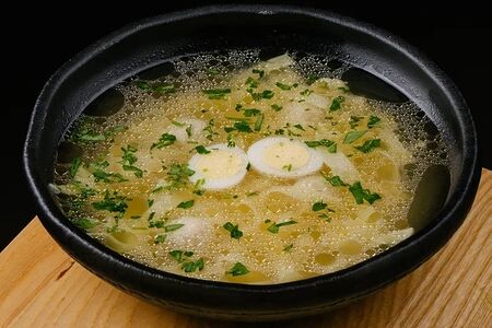 Бульон с яйцом и домашней лапшой