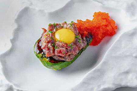 Спинка тунца с авокадо и икрой тобико