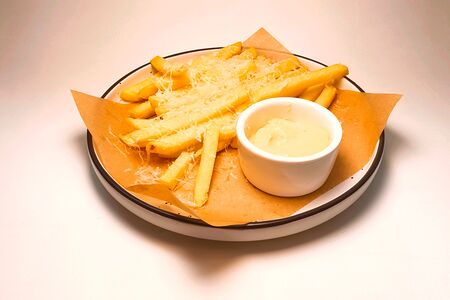 Картофель фри, пармезан, трюфельный айоли