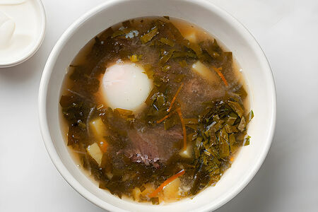 Зеленые щи со щавелем и щекой теленка