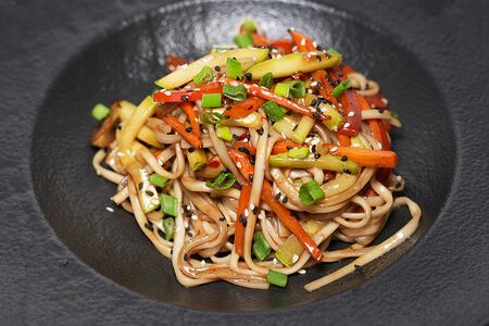 Удон с овощами в соусе терияки