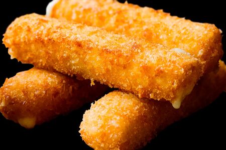 Сырные палочки с соусом цезарь