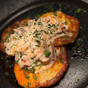 Драники с поджаркой из свинины и шампиньонов        