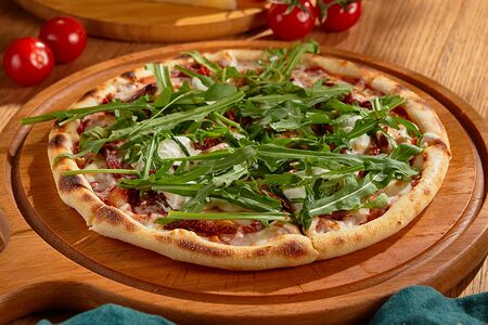 Пицца с сыром страчателла и вялеными томатами