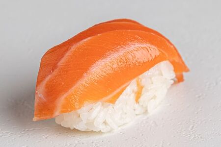 Суши с лососем