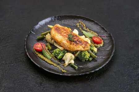 Куриная грудка гриль с паровыми овощами и соусом песто