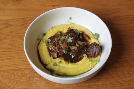 Томленые щеки с копченым картофельным пюре и вешенками