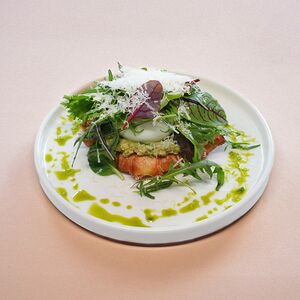 Տոստ կրուասան գուակամոլեով և ձվով