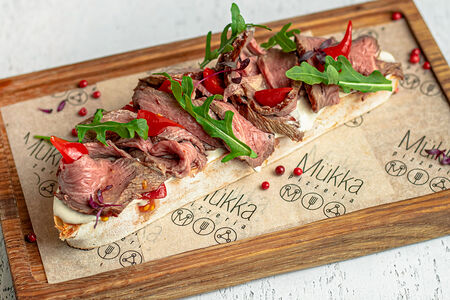 Брускетта с ростбифом и соусом тоннато