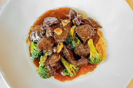 Кусочки баранины с брокколи