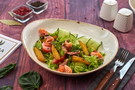 Салат с лососем и обжаренным картофелем