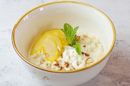 Рисовая каша на кокосовом молоке со страчателлой фундуком и пряной грушей