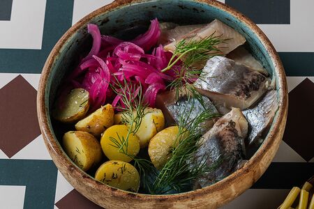 Сельдь с отварным картофелем