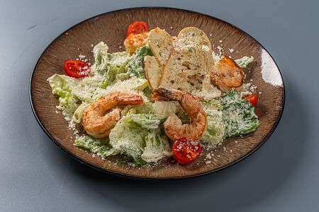 Цезарь с тигровыми креветками