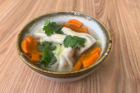 Суп на мясном бульоне с хинкали