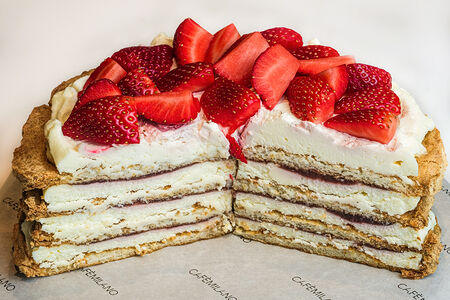 Миндальный Дакуаз с клубникой