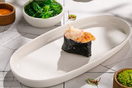 Запеченные суши креветка