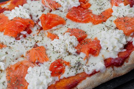 Римская пицца Страчателла и лосось