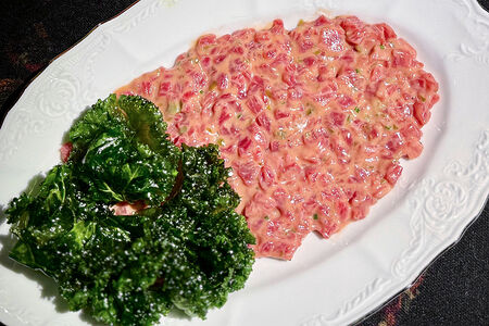 Тартар из говядины с лисичками и жареным кейлом 