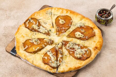 Хачапури с грушей и сыром дорблю 