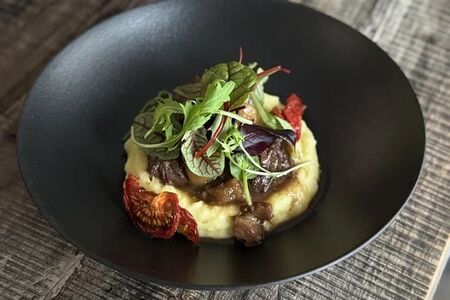 Говяжьи щеки с белыми грибами, картофельное пюре