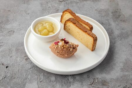 Паштет из утки с мостардой из винограда и домашней бриошью